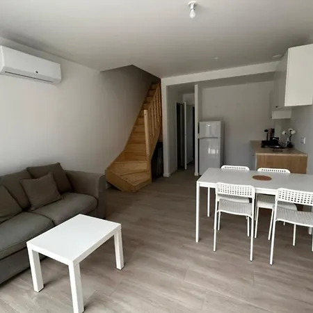 Сasa de vacaciones Cozy House With Terrace In *