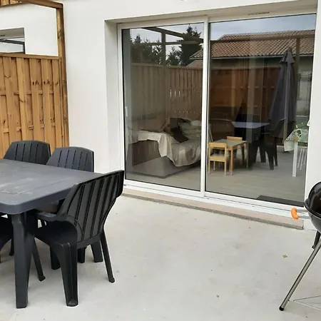 Cozy House With Terrace In Сasa de vacaciones Lanton